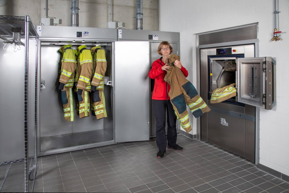 Wäschereilösungen für die Feuerwehr: Dekontaminierung der Einsatzkleidung / Uniform, Barriere-Waschmaschinen / Trennwand-Waschmaschinen, Trockner, Trockenschränke, Desinfektionsmaschinen von Electrolux Professional